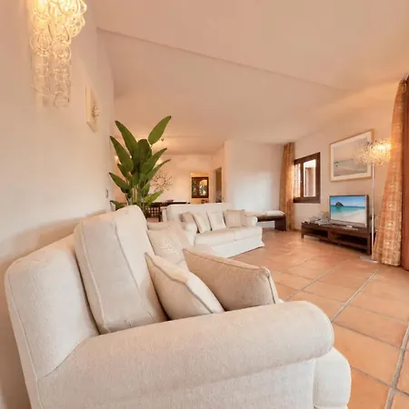 Marina Three-bedroom House With Pool *