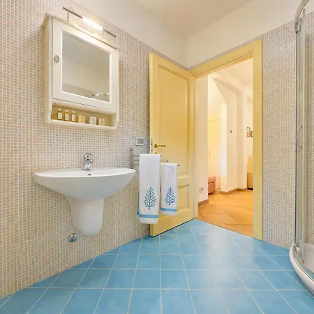 Marina Three-bedroom House With Pool *