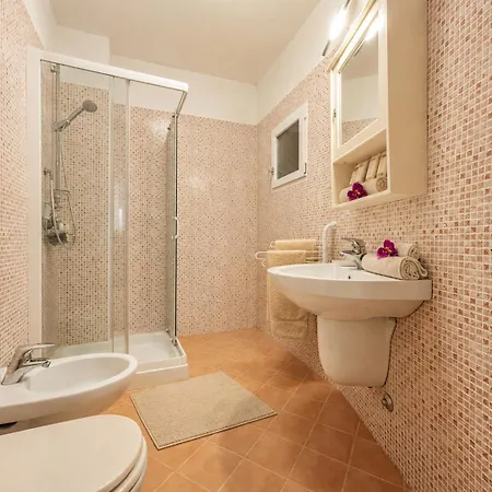 Prázdninový dům Marina Three-bedroom House With Pool
