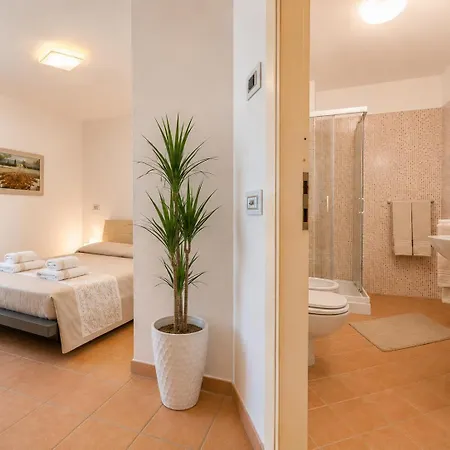 Marina Three-bedroom House With Pool Prázdninový dům