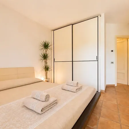 Marina Three-bedroom House With Pool *
